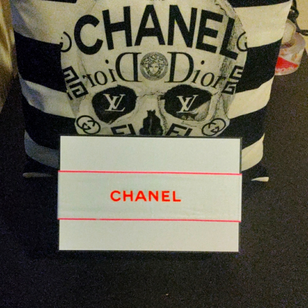 Chanel Limited Edition Gift 🎁 With Ribbon 🎀..New!